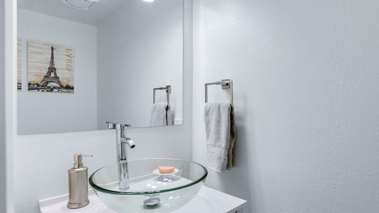Photo of Bathroom in Racquet Club Estates