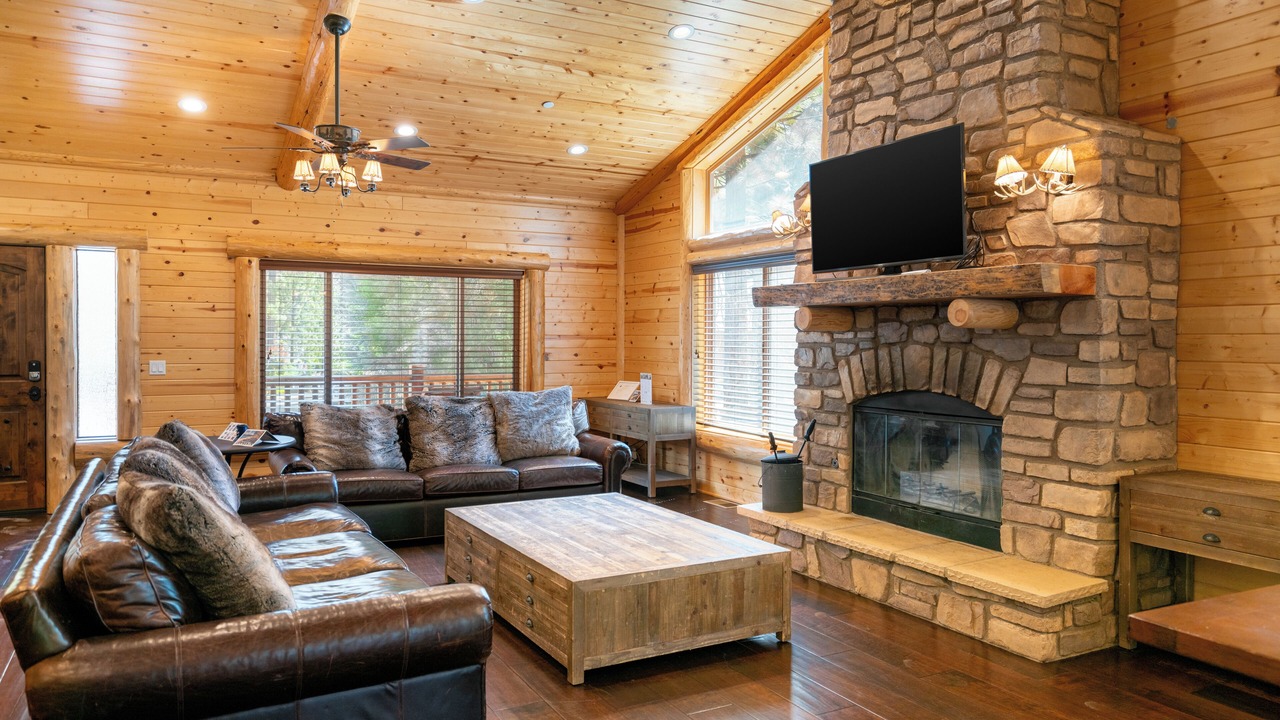 Photo of Livingroom in Summit Estates