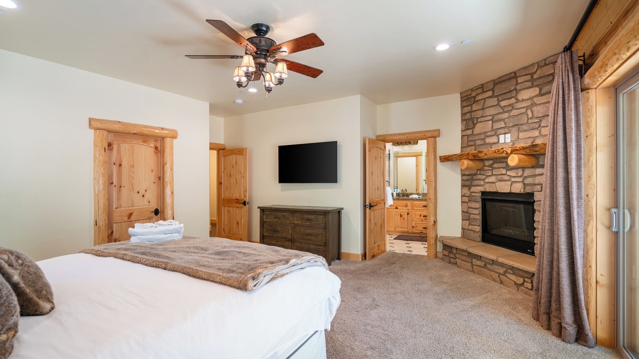 Photo of Livingroom in Summit Estates