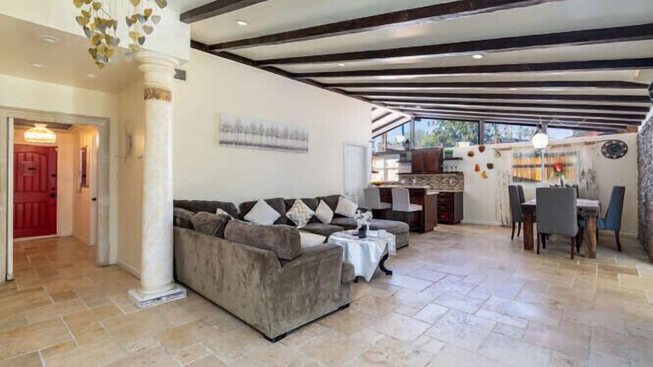 Photo of Livingroom in Woodland Hills