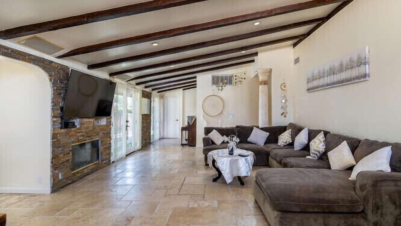 Photo of Livingroom in Woodland Hills