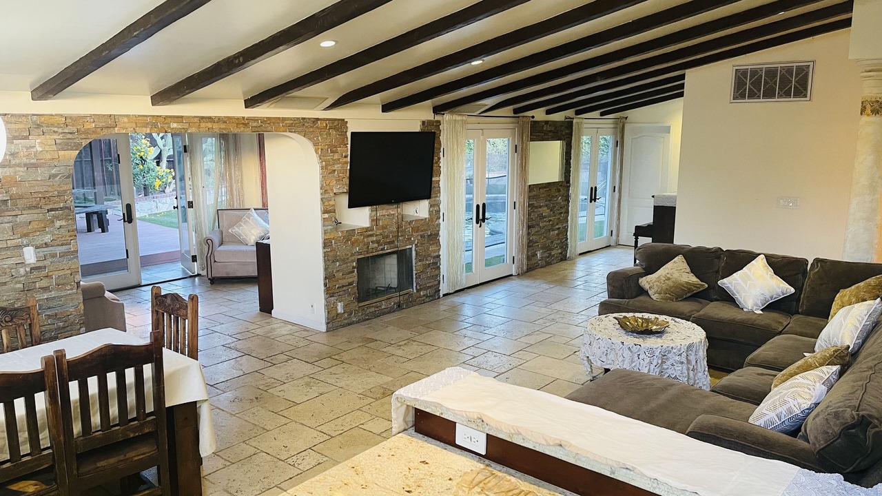 Photo of Livingroom in Woodland Hills
