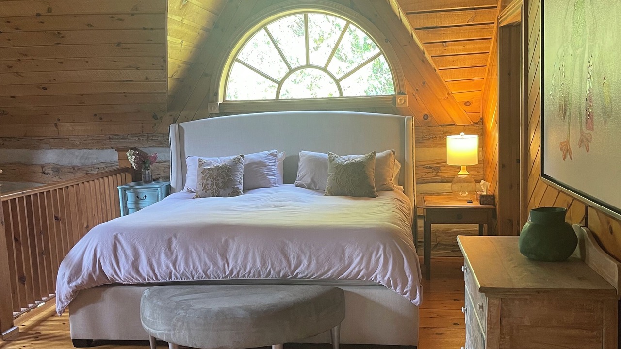 Photo of Bedroom in Mono