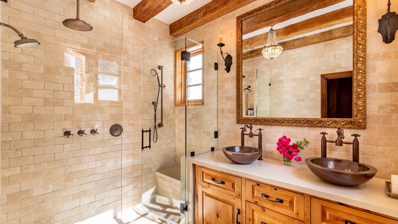 Photo of Bathroom in Hollywood Dell