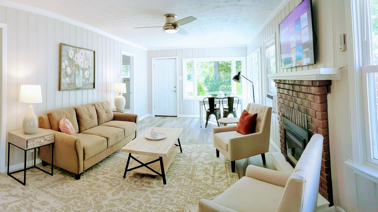 Photo of Livingroom in Madison-on-the-Lake