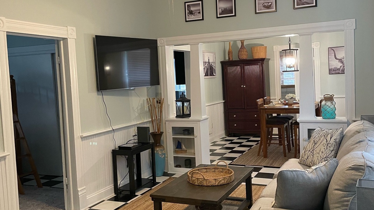 Photo of Livingroom in East Hill
