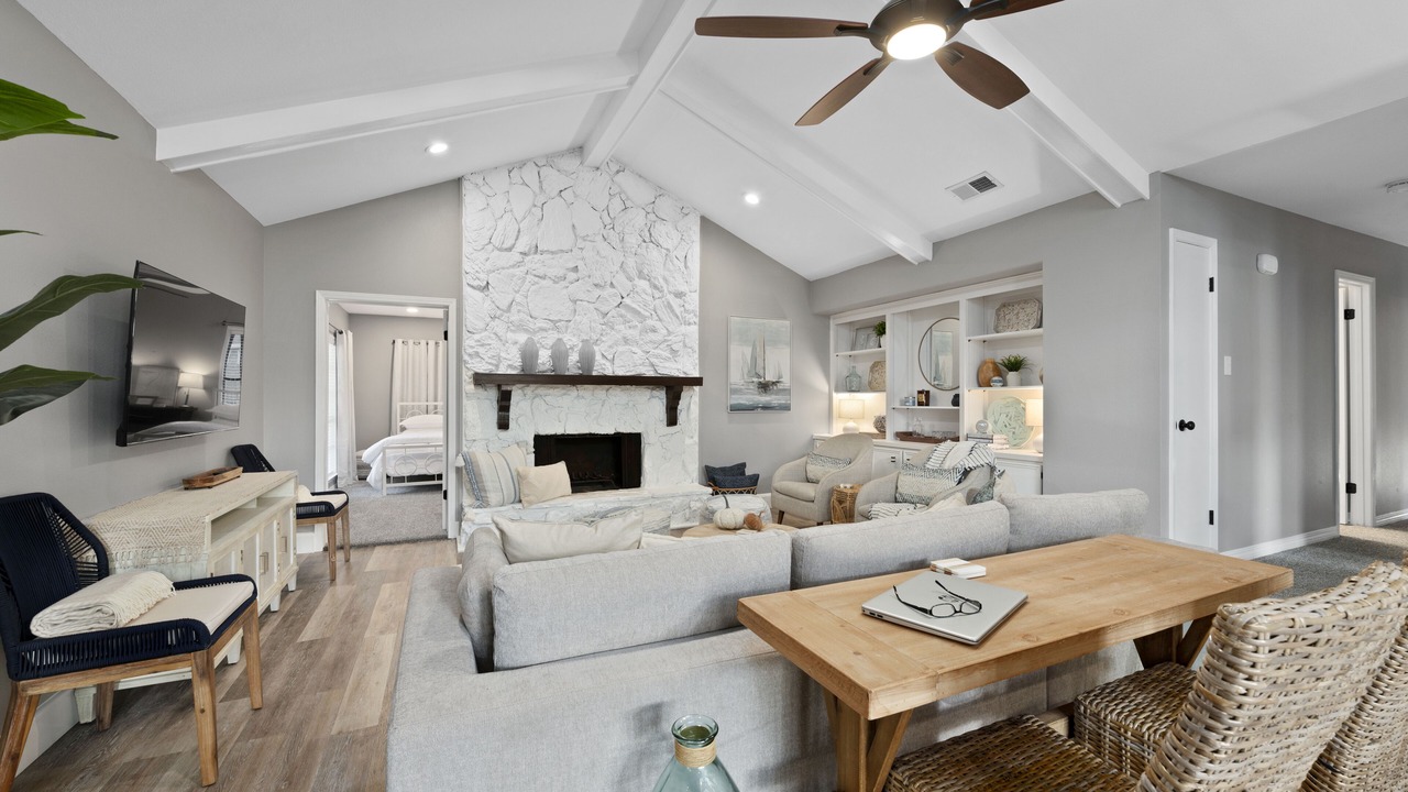 Photo of Livingroom in Daphne