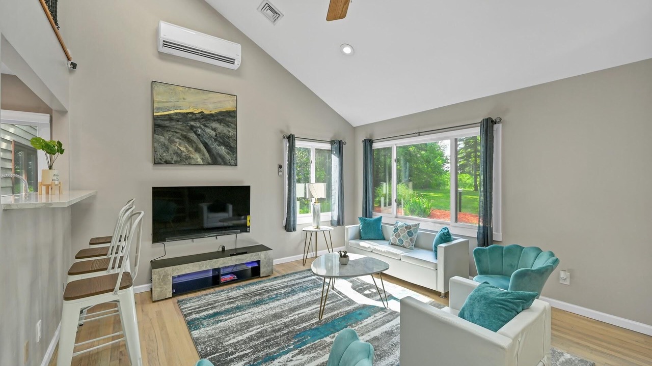 Photo of Livingroom in Middle Hope