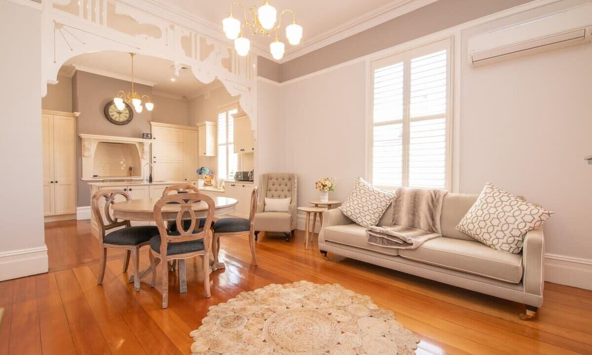Photo of Livingroom in Orange