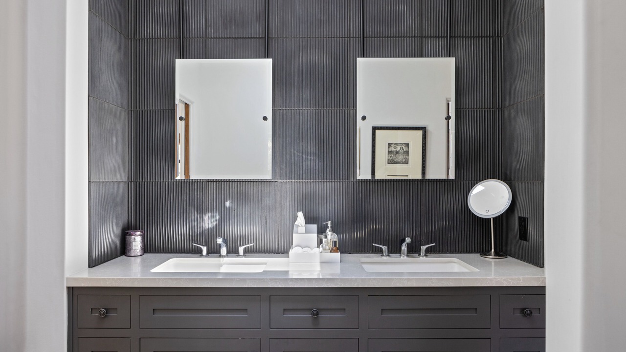 Photo of Bathroom in Mid-Wilshire