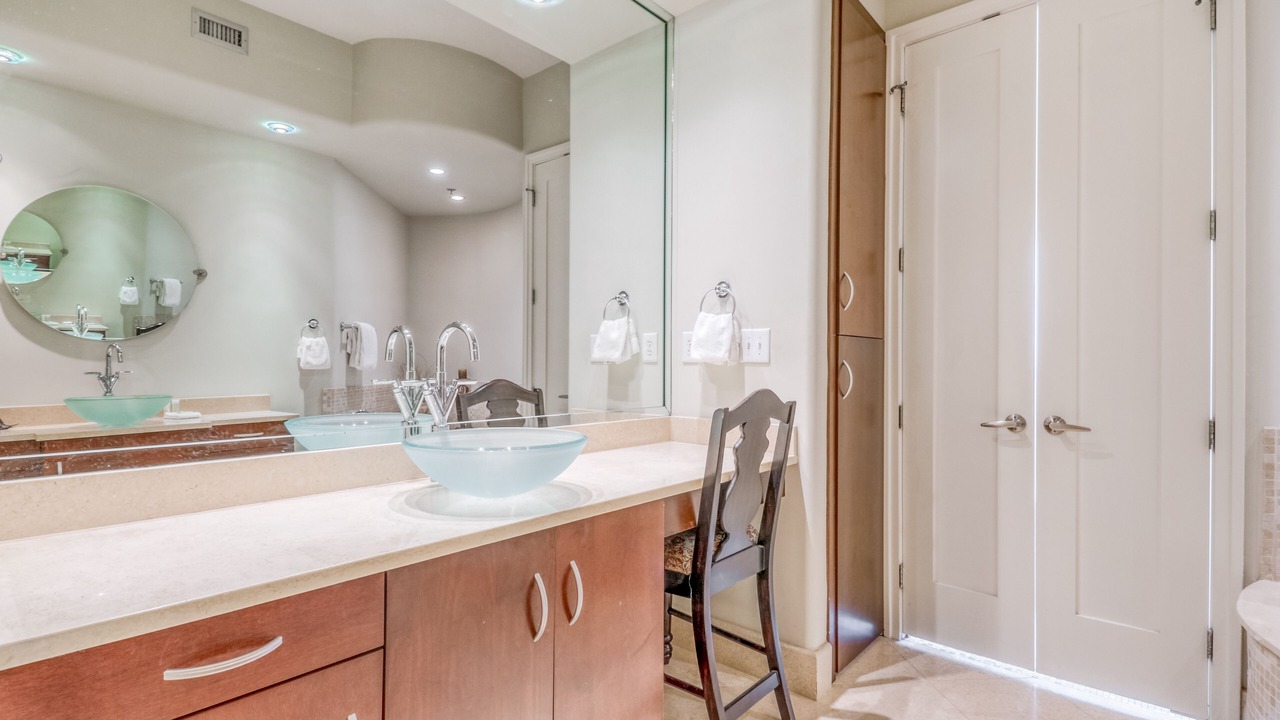Photo of Bathroom in Orange Beach East