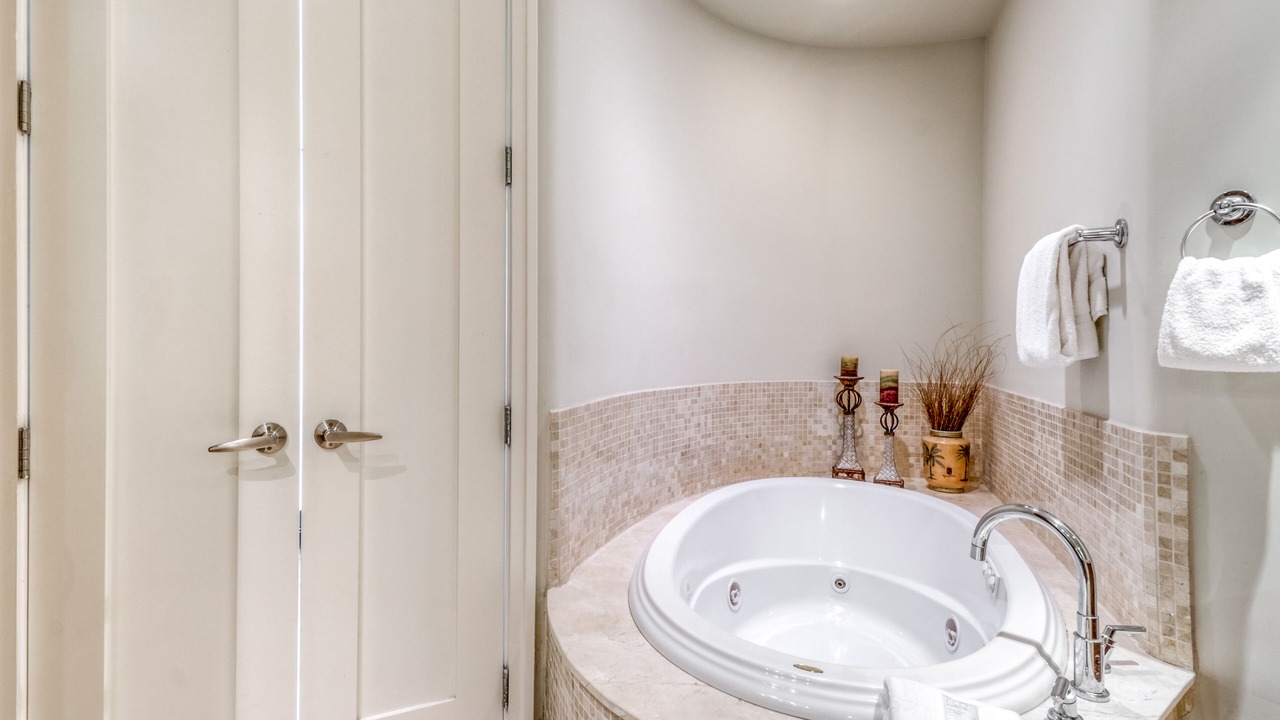Photo of Bathroom in Orange Beach East