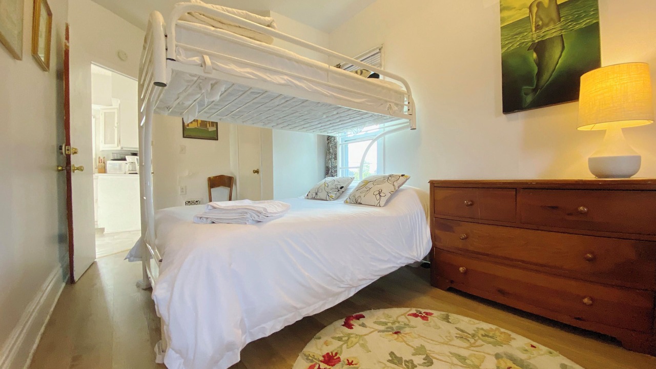 Photo of Bedroom in Front Park