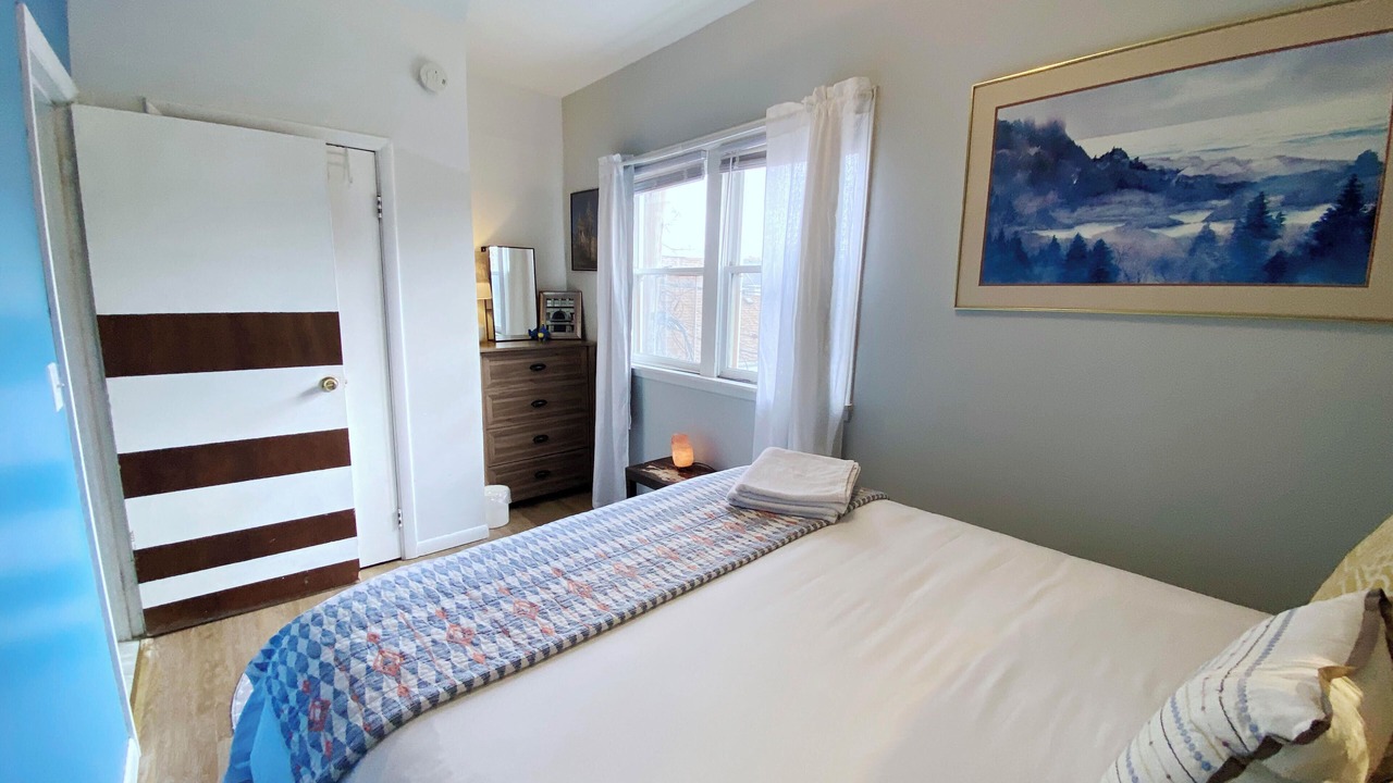 Photo of Bedroom in Front Park