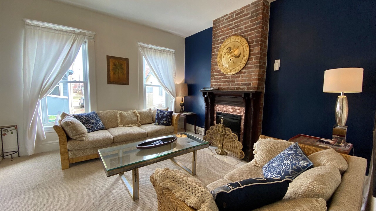 Photo of Livingroom in Front Park