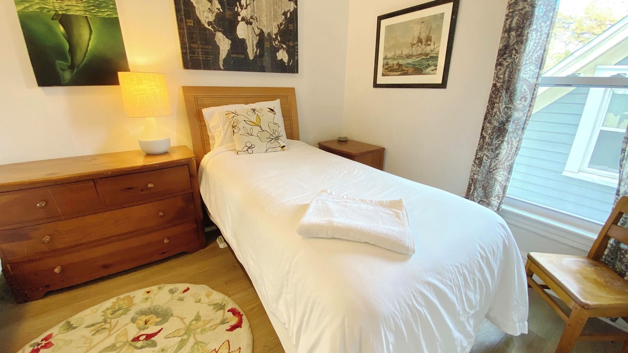 Photo of Bedroom in Front Park