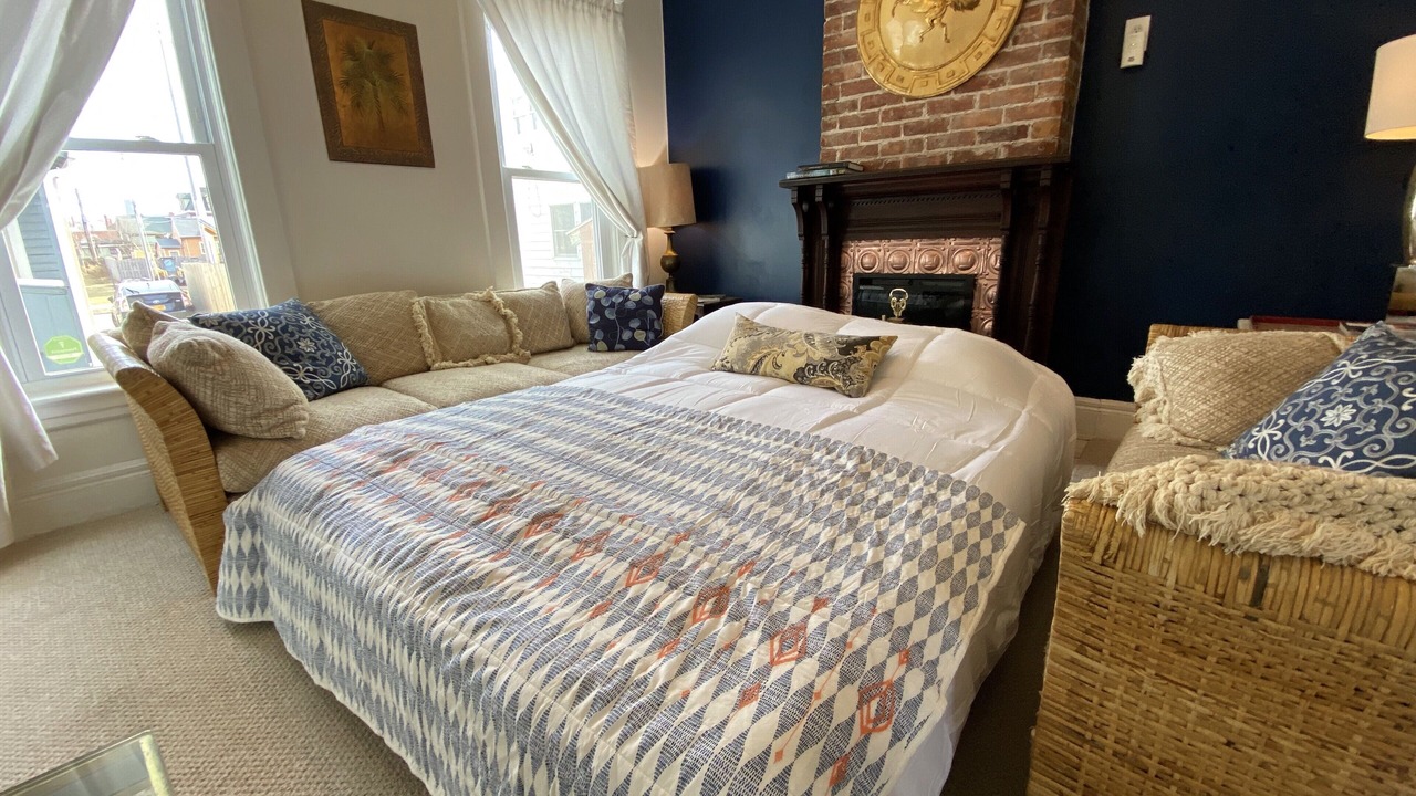 Photo of Bedroom in Front Park