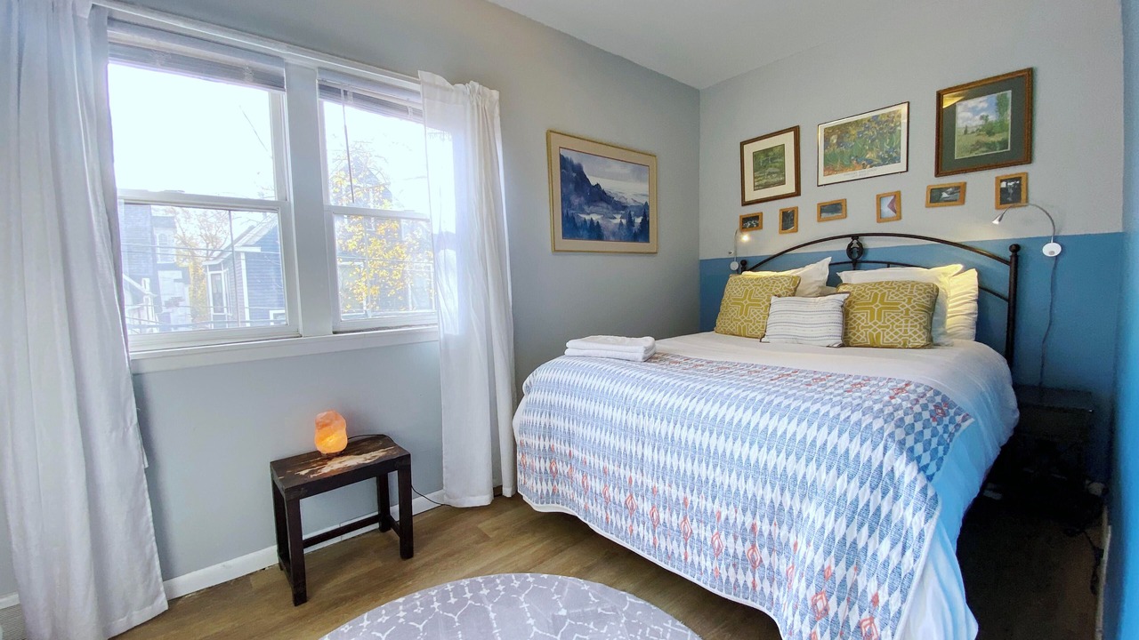 Photo of Bedroom in Front Park