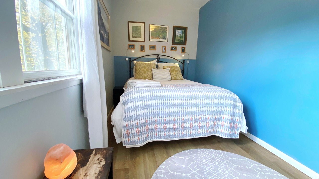 Photo of Bedroom in Front Park