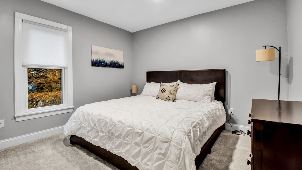 Photo of Bedroom in Front Park