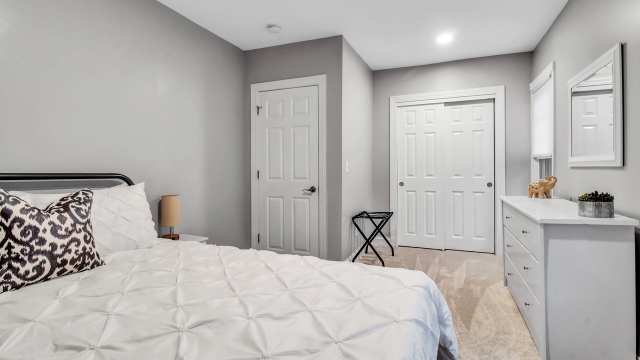 Photo of Bedroom in Front Park