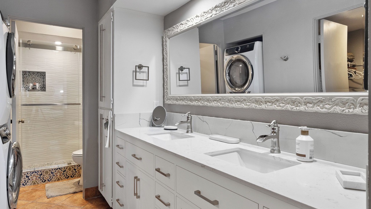 Photo of Bathroom in Canyon Corridor