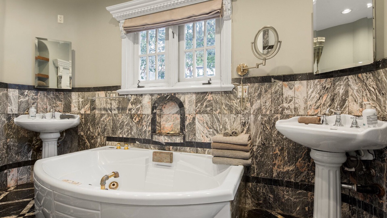 Photo of Bathroom in Hollywood Dell