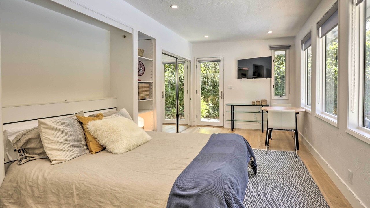 Photo of Bedroom in Linfield Oaks