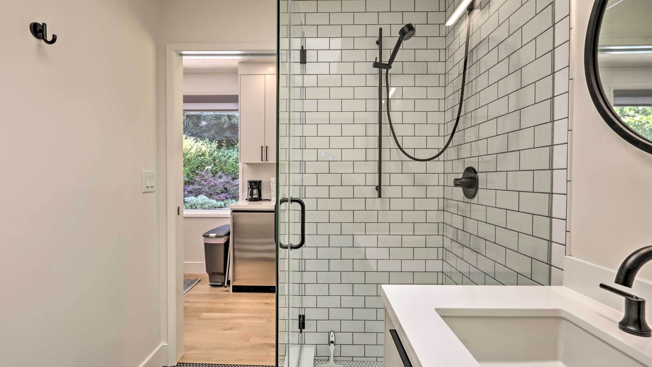 Photo of Bathroom in Linfield Oaks