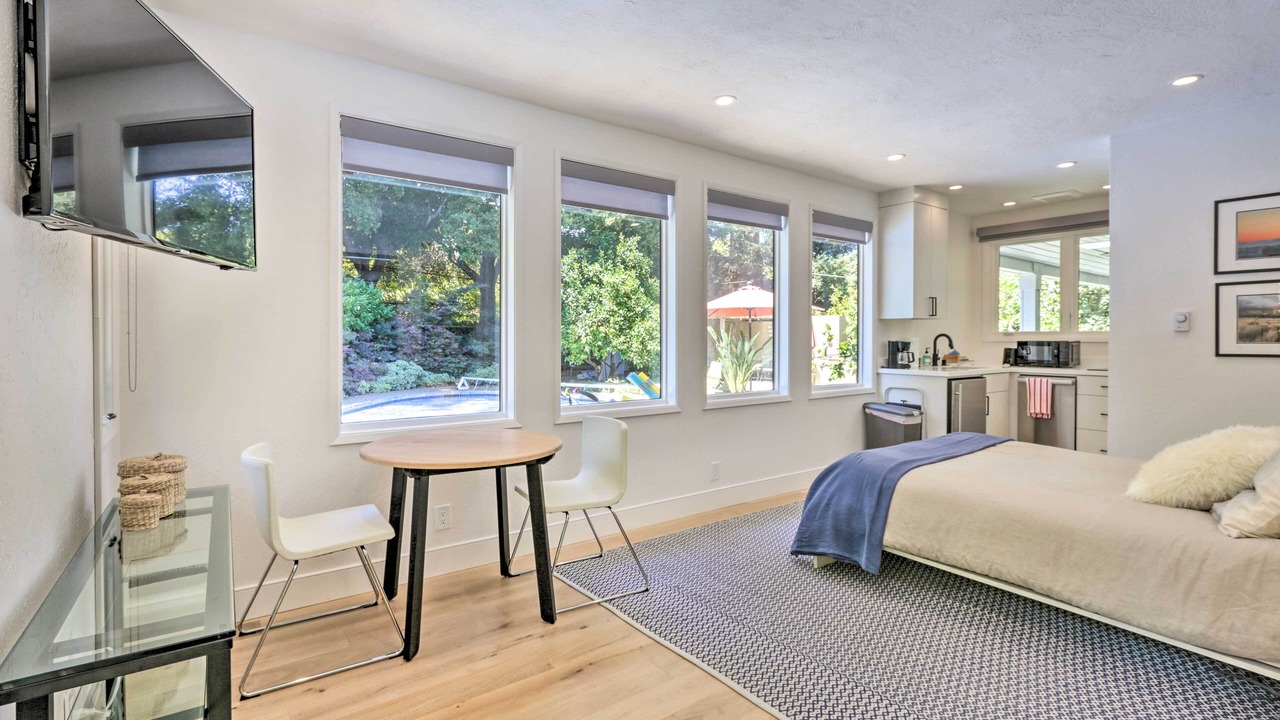Photo of Bedroom in Linfield Oaks