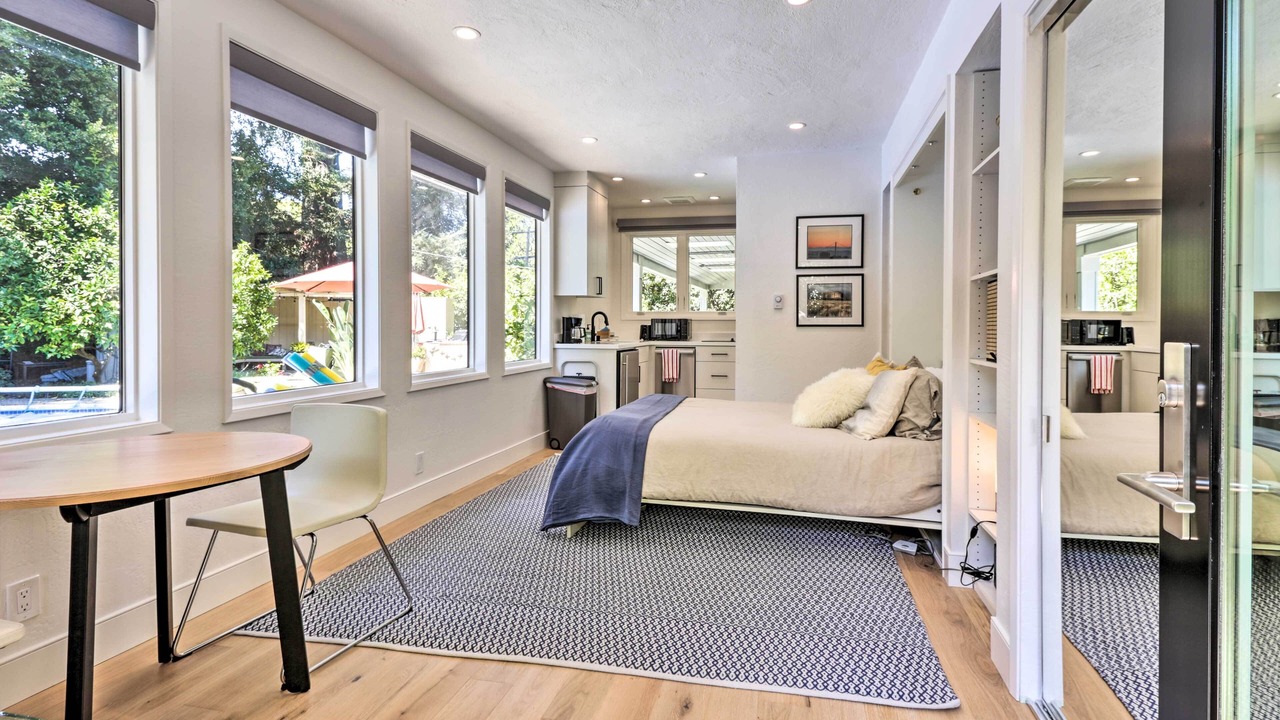 Photo of Bedroom in Linfield Oaks