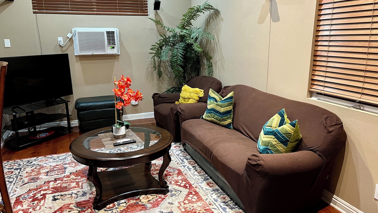 Photo of Livingroom in Warner Center