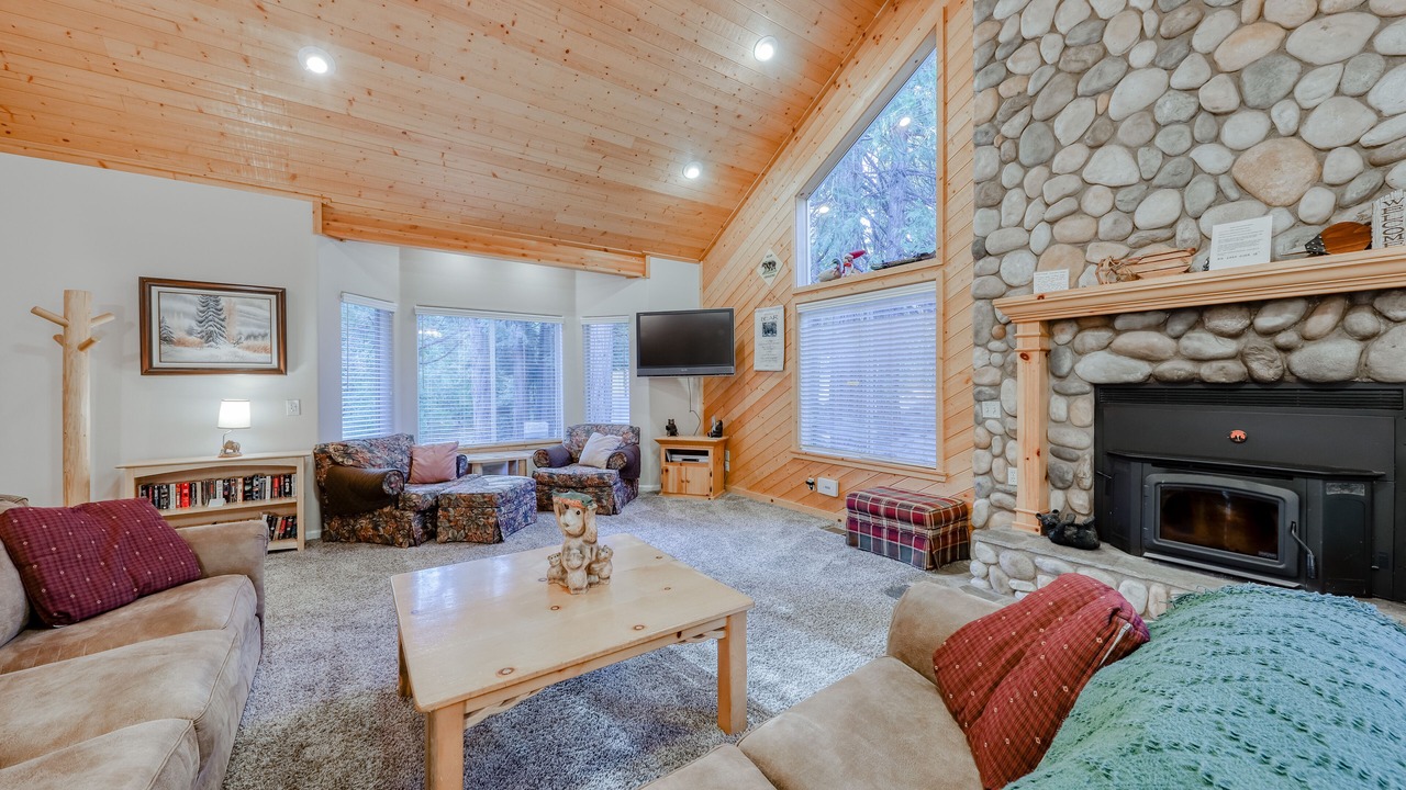 Photo of Livingroom in Shaver Lake