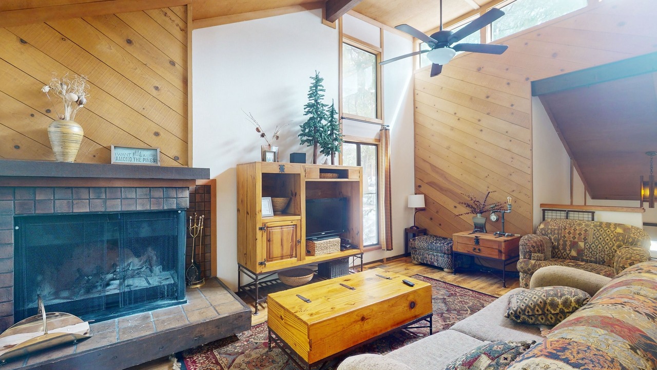 Photo of Livingroom in Shaver Lake