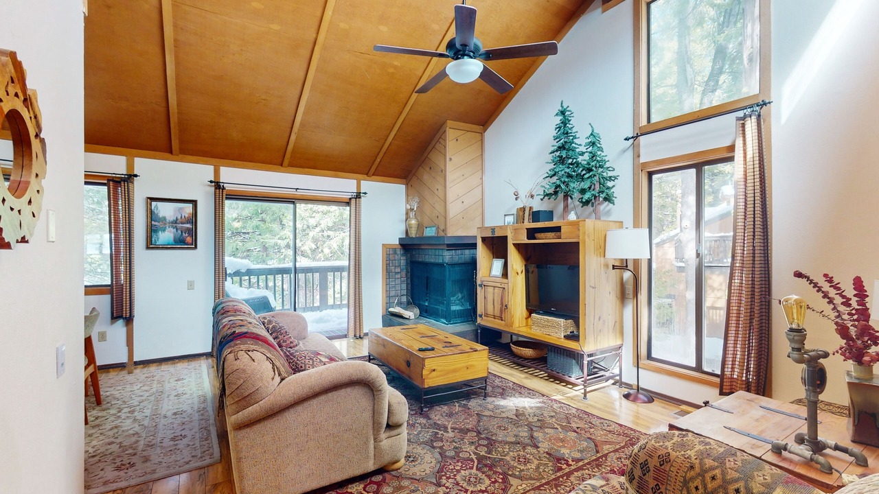 Photo of Livingroom in Shaver Lake