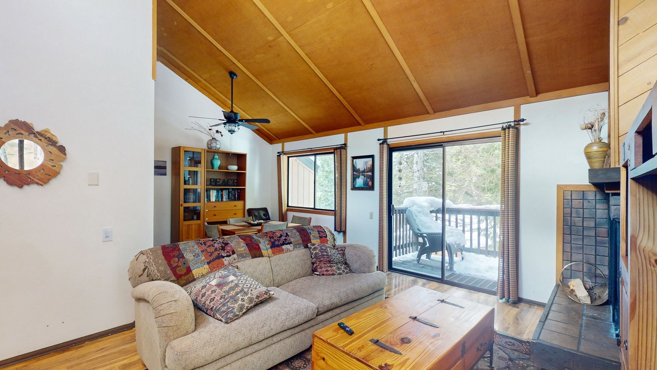 Photo of Livingroom in Shaver Lake