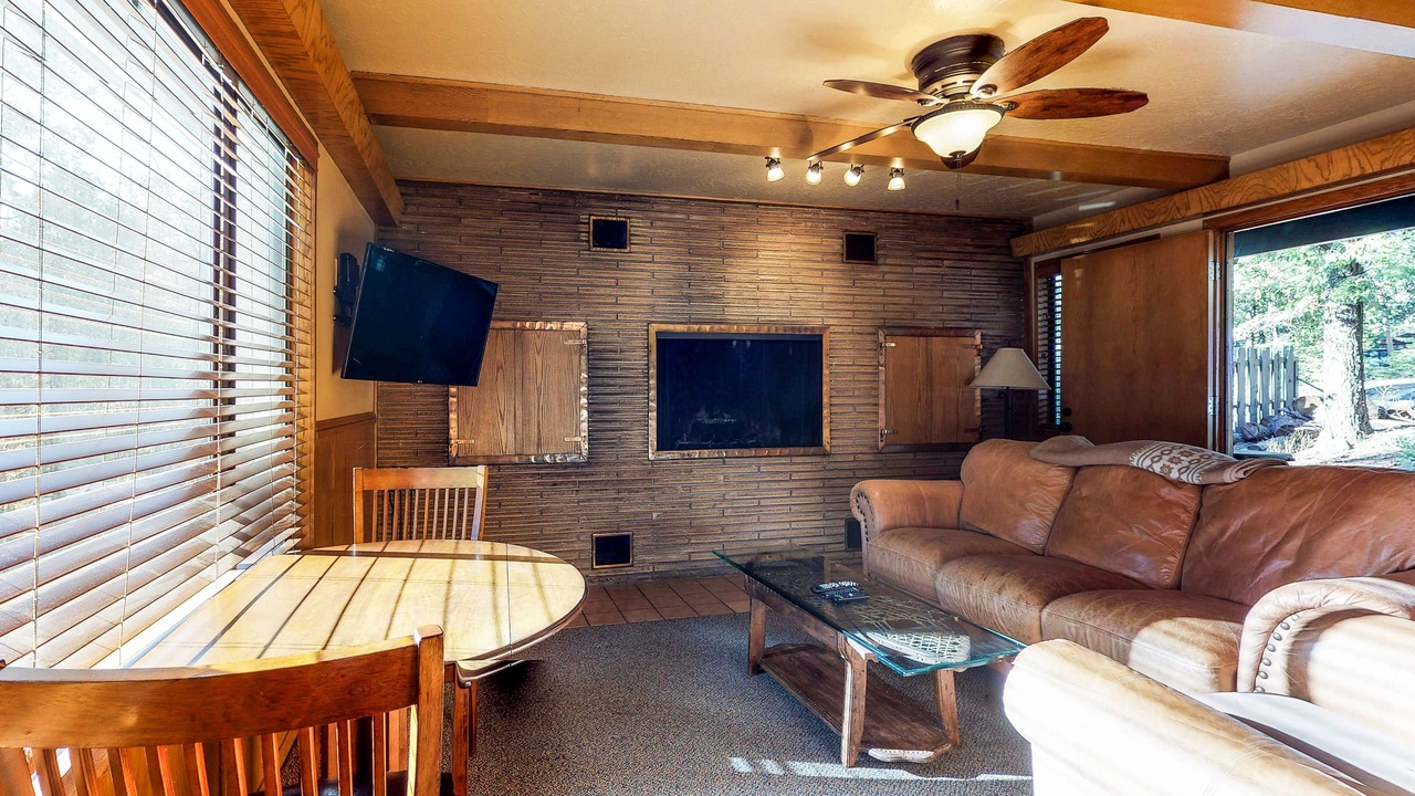 Photo of Livingroom in Shaver Lake