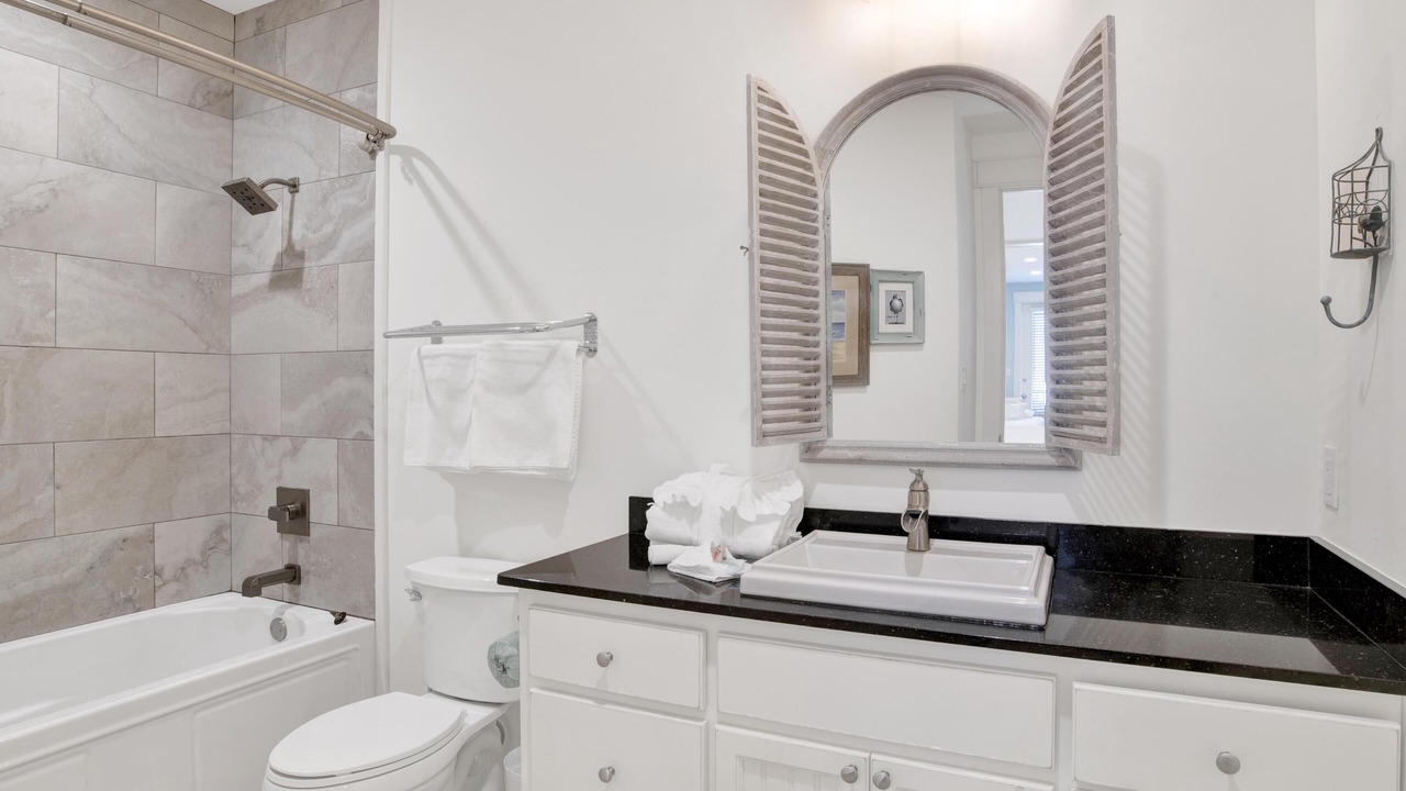 Photo of Bathroom in Orange Beach East