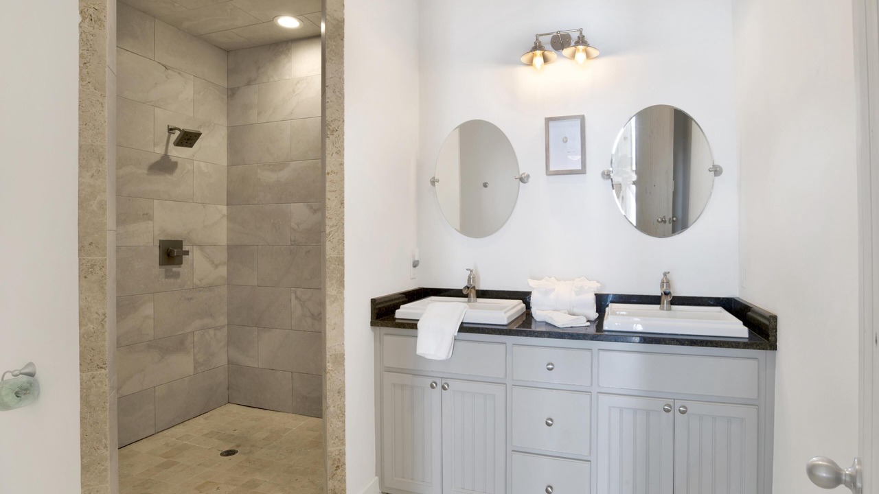 Photo of Bathroom in Orange Beach East