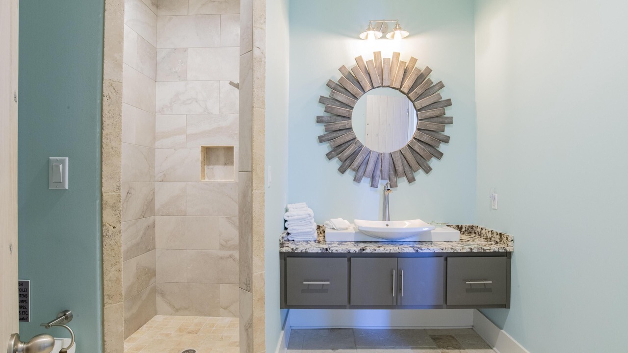 Photo of Bathroom in Orange Beach East