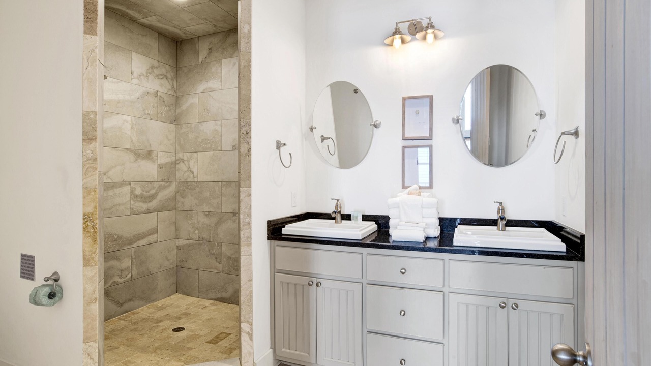 Photo of Bathroom in Orange Beach East