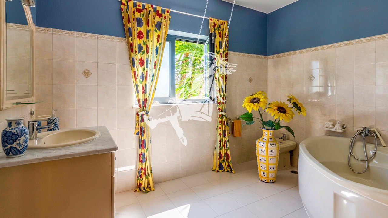 Photo of Bathroom in Paco