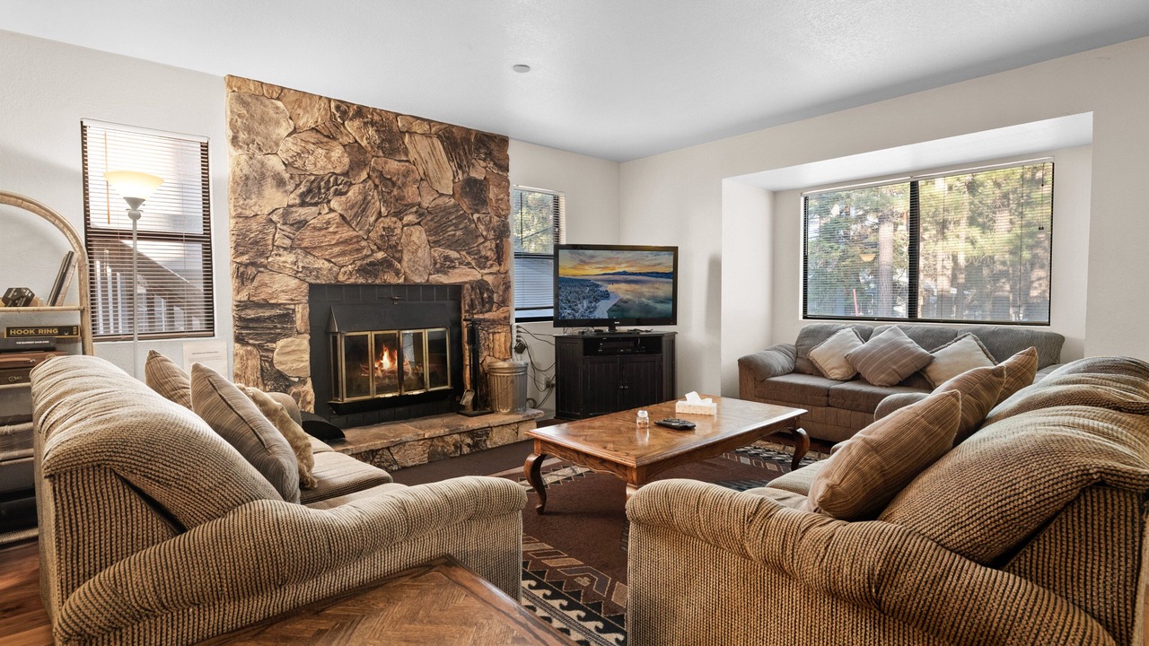 Photo of Livingroom in Summit Estates