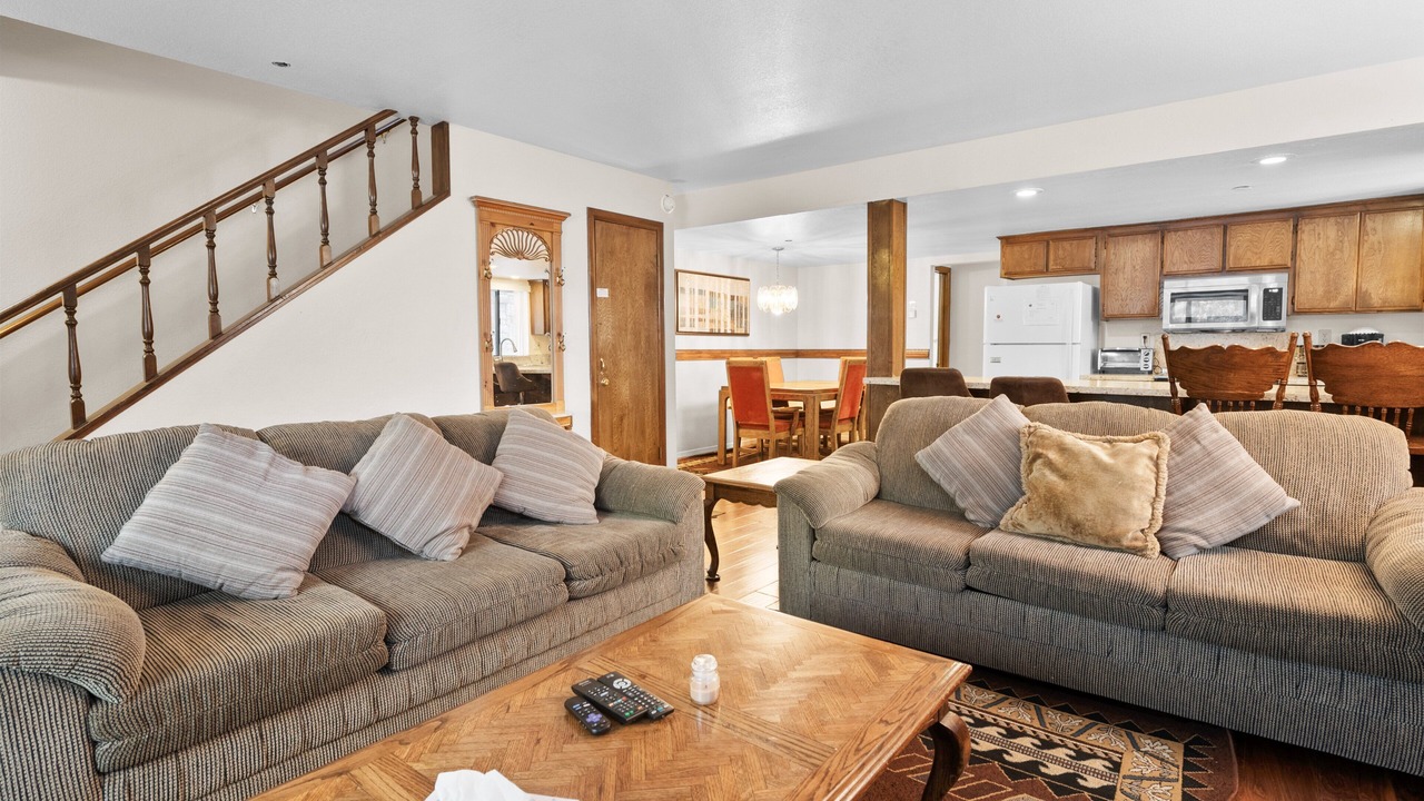 Photo of Livingroom in Summit Estates