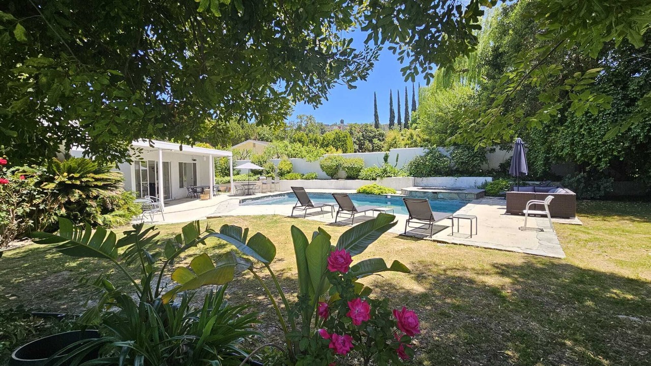 Photo of Outdoor in Woodland Hills