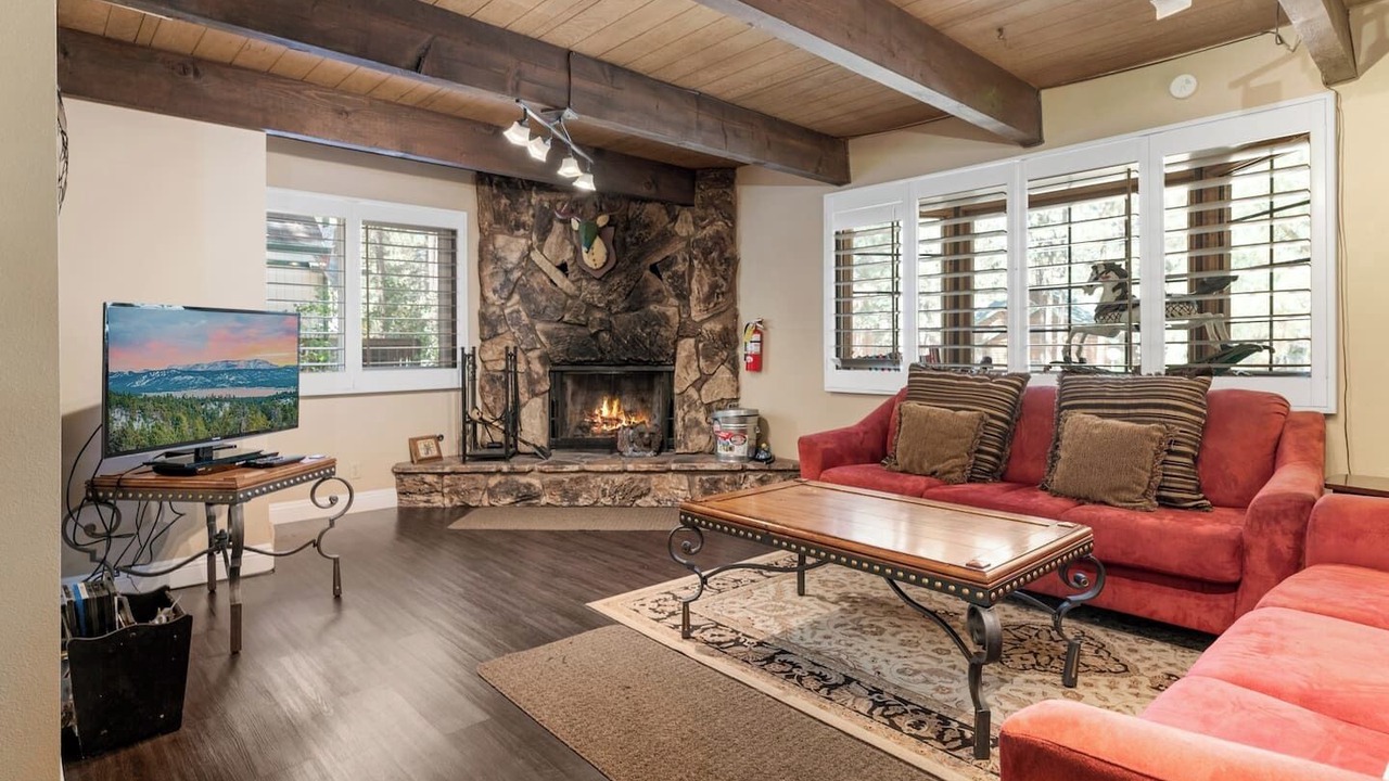Photo of Livingroom in Summit Estates