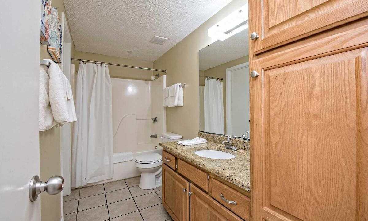 Photo of Bathroom in Orange Beach East