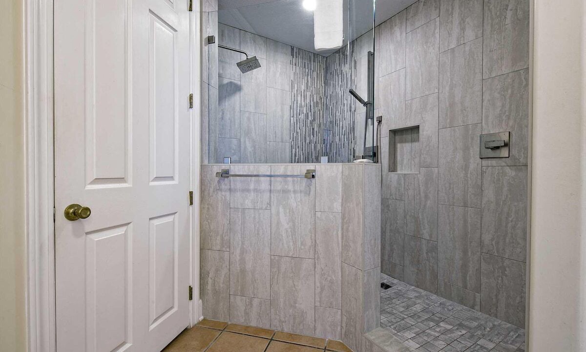 Photo of Bathroom in Orange Beach East