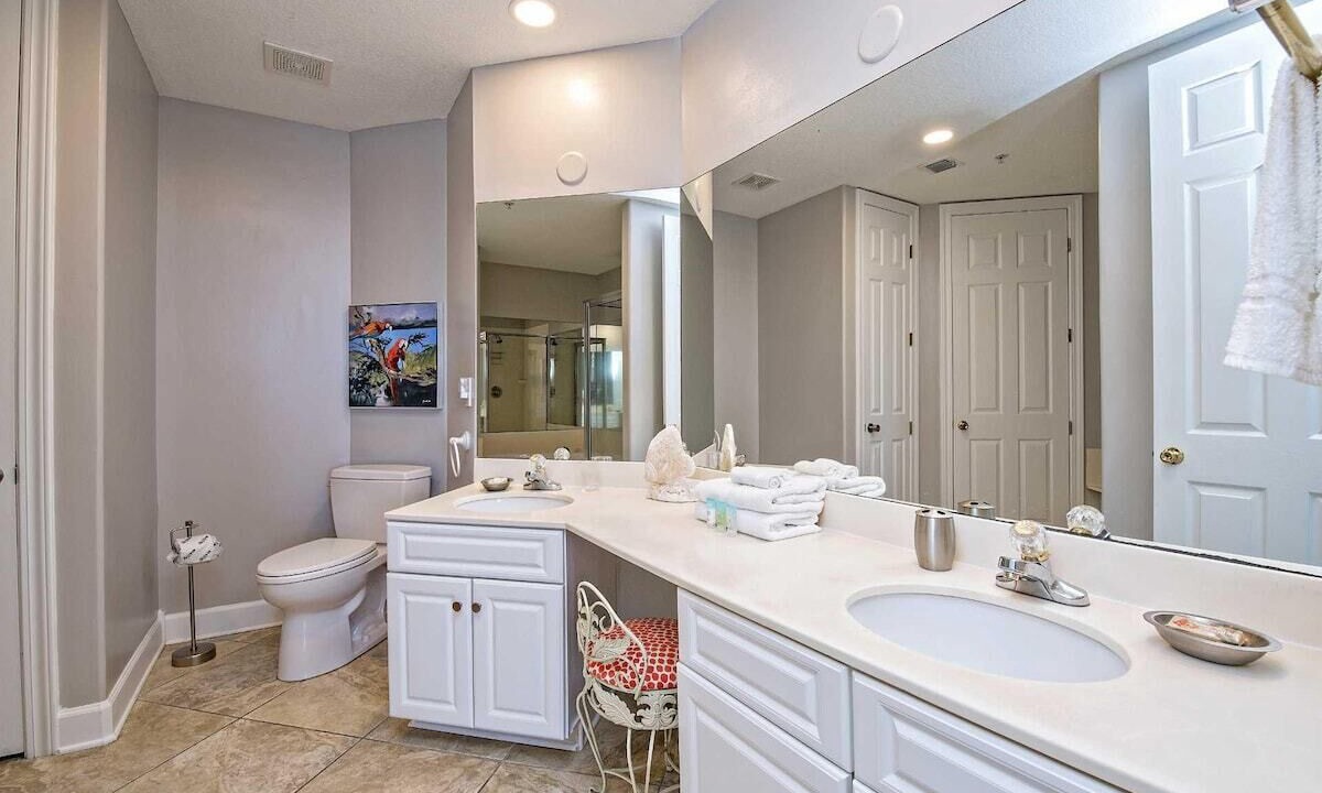 Photo of Bathroom in Orange Beach East