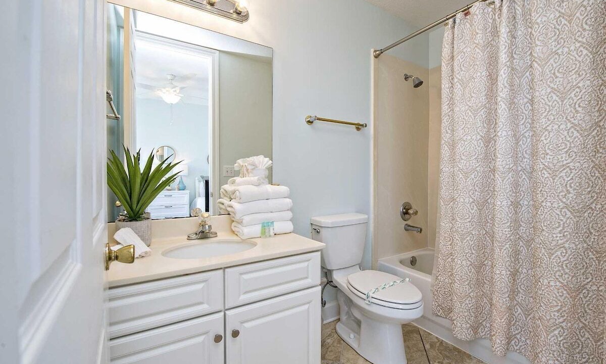 Photo of Bathroom in Orange Beach East
